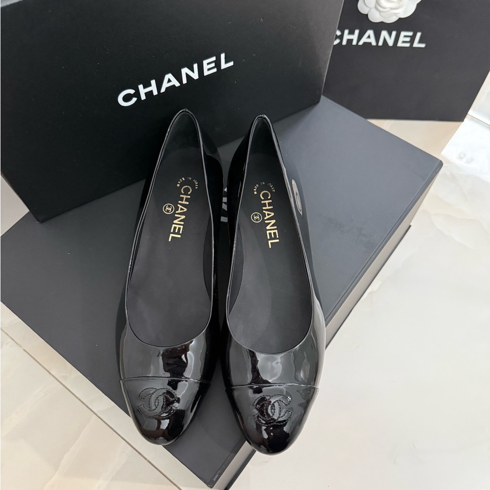 Authentic NEW Chanel patent leather black ballerina flats